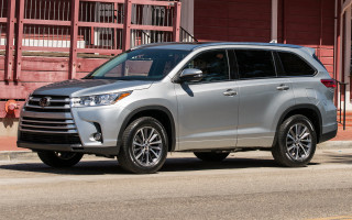 Silver toyota highlander parked red - a red building free wallpaper