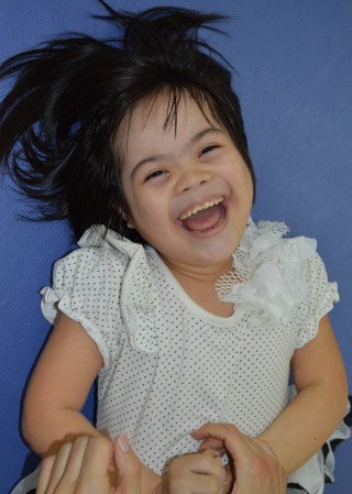 Little girl smiling cell phone - a little girl free wallpaper