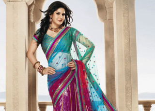 Woman sari doorway stone pillars - color scheme free wallpaper