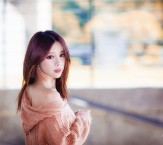 Woman pink sweater posing picture - a blurry background free wallpaper