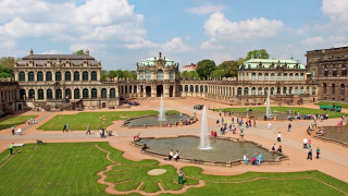 Large building fountain courtyard people - a fountain in the middle of it free wallpaper