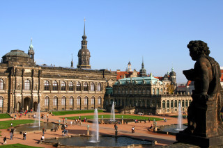 Large building fountain statue clock - a clock tower free wallpaper