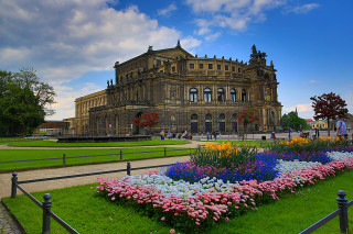 Large building garden sunny day - a sunny day free wallpaper