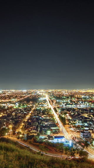 City night lights hill grassy - a city free wallpaper