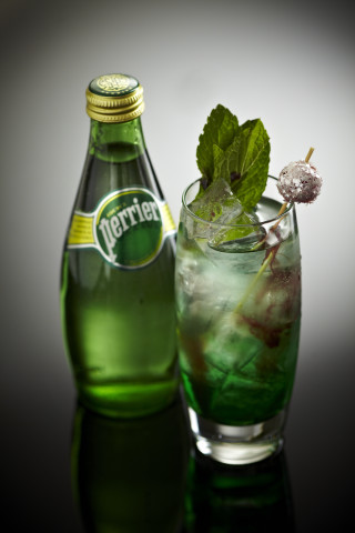 Beer glass ice mint reflection - reflective free wallpaper