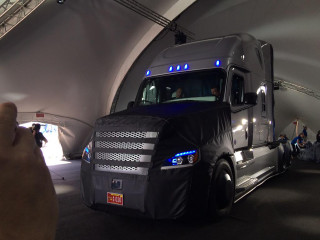 Large truck tunnel people watching - real life skin free wallpaper