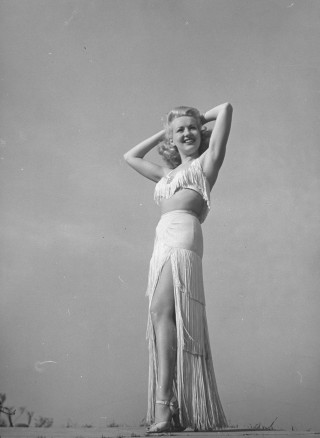 Woman skirt top desert posing - free vintage wallpaper