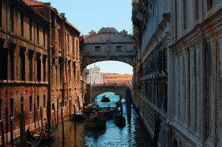 Narrow canal boats bridge building - canaletto free wallpaper