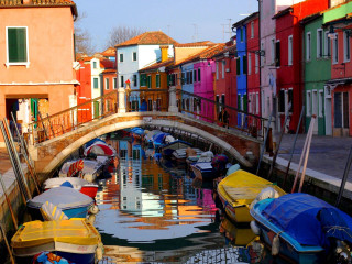 Canal boats bridge buildings background - a bridge over free wallpaper