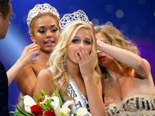 Woman dresses tiaras stage award - other woman free wallpaper