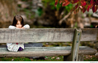 Little girl park bench bokeh - a little girl free wallpaper