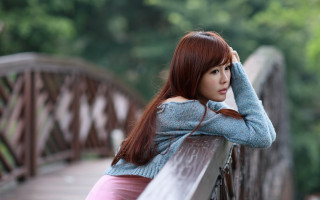 Woman leaning bench hand head 2 - a wooden bench free wallpaper