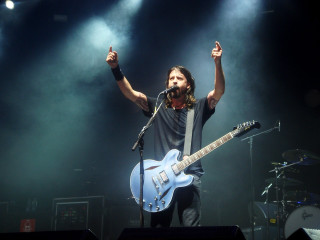 Man guitar stage hands up - figurativism free wallpaper