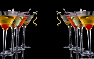 Colored drinks glasses black background - art deco free wallpaper