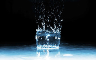 Glass water splash black background - a blue light free wallpaper