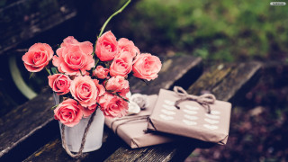 Bouquet roses vase bench gift - a bouquet of roses free wallpaper
