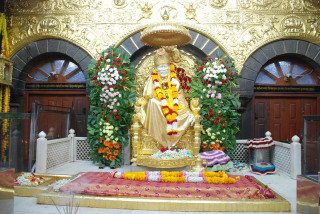 Statue person room flowers decorations - a rug free wallpaper