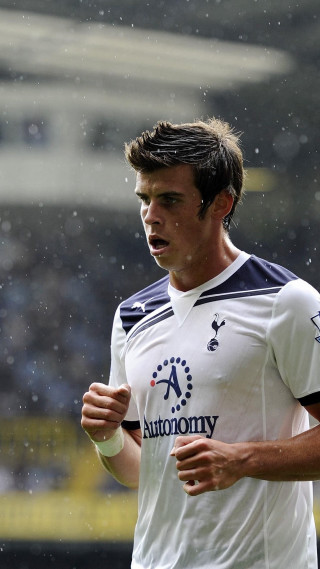 Man rain soccer blue white - young free wallpaper
