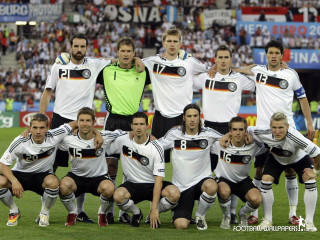 Soccer players team photo stadium - a crowd watching free wallpaper
