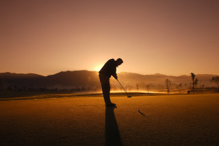 Man playing golf sunset mountains - free sunset wallpaper for desktop