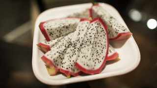 Fruit plate cut half black - food photography free wallpaper