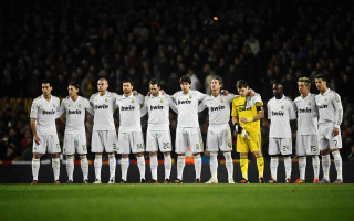 Men soccer field crowd standing 2 - heroic free wallpaper