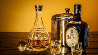 Whisky glass decanter table yellow 2 - still free wallpaper