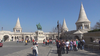 Group people building statue man - a statue of a man free wallpaper