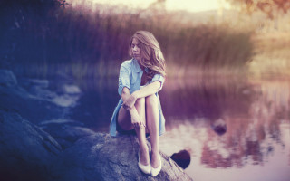 Woman sitting rock water legs - a reflection of the water free wallpaper