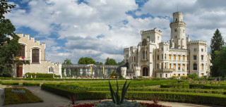 Large white castle garden sky - a garden in front free wallpaper