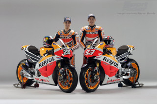 Two men motorcycles gray background - perfect free wallpaper