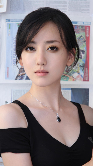 Woman black shirt necklace magazine - eye free wallpaper