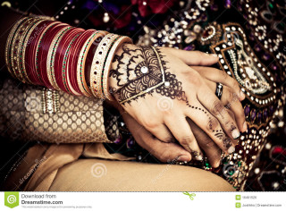 Couple holding hands henna tattoos - a couple holding free wallpaper