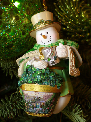 Christmas ornament snowman top hat - a statue free wallpaper