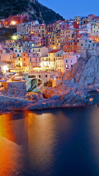 City night water mountain view - a city free wallpaper