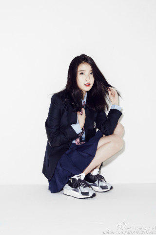 Woman suit crossed legs blue - byeon sangbyeok free wallpaper