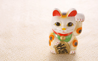 Small white cat figurine red - its paw free wallpaper