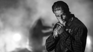 Man microphone smoke hands clasped - charles martin free wallpaper