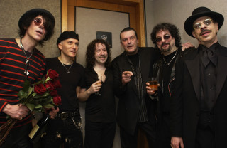 Group people drinks flowers black - studio photo free wallpaper