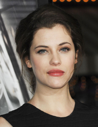 Woman black top red lip 2 - de stijl free wallpaper