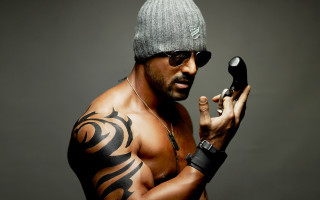 Man hat sunglasses cellphone tattoo - movie still free wallpaper