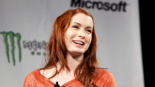 Woman red hair smiling microphone - anne ryan free wallpaper
