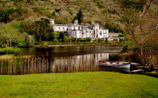 Boat docked large house hillside - a hill side free wallpaper
