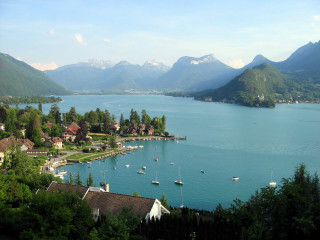 Lake boats mountains trees background - the shore free wallpaper