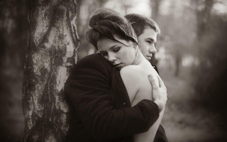 Man woman hugging woods tree 4 - a man and woman free wallpaper for desktop