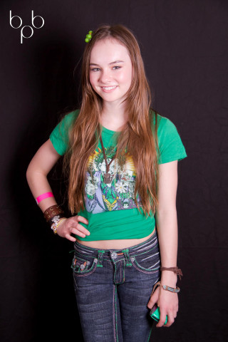Young girl green shirt bracelets - her hip free wallpaper