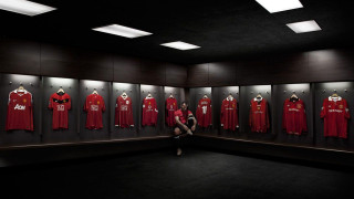 Woman sitting red shirts soccer - front of a wall free wallpaper