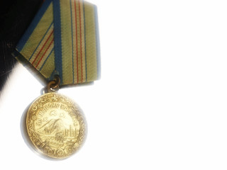 Medal ribbon shadow person head - a ribbon free wallpaper