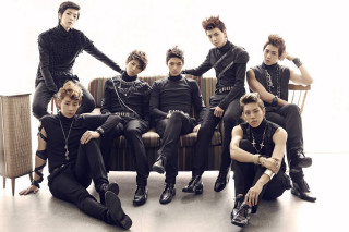 Young men couch chair arms - free love wallpaper