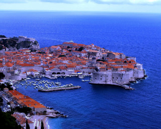City buildings boats water cliff - alen divi free wallpaper